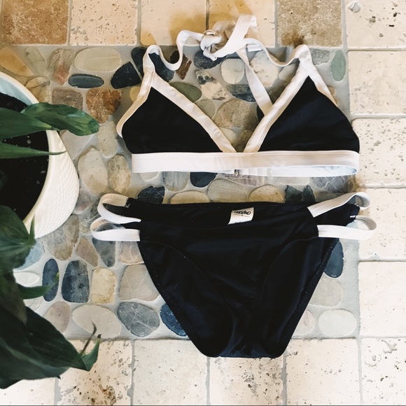 Black and white triangle design bikini - Picture 2 of 5